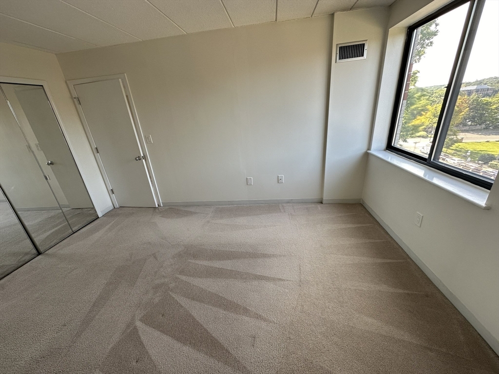 1933 Commonwealth Ave, Brighton