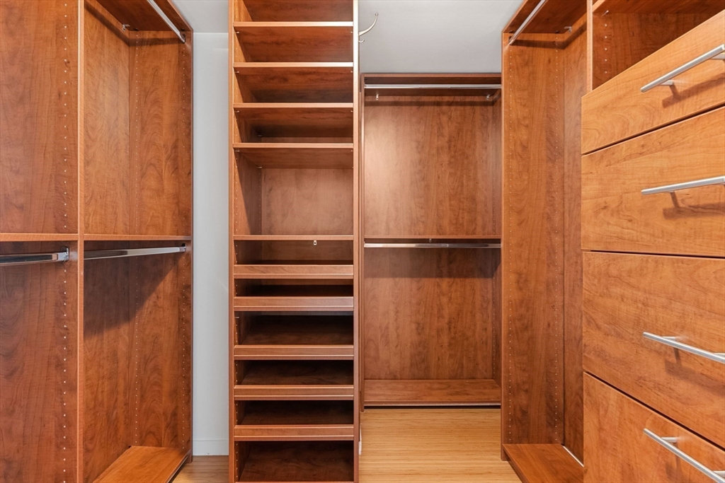 975 Memorial Dr, Harvard Square