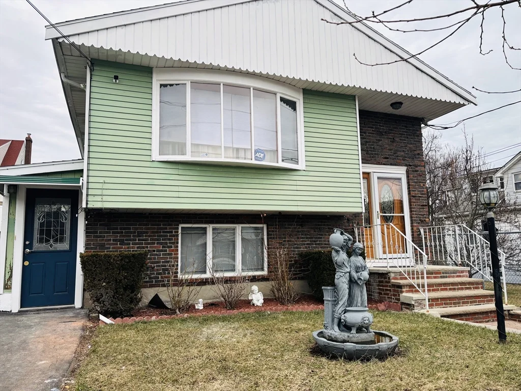 55 Woodlawn Ave, Chelsea