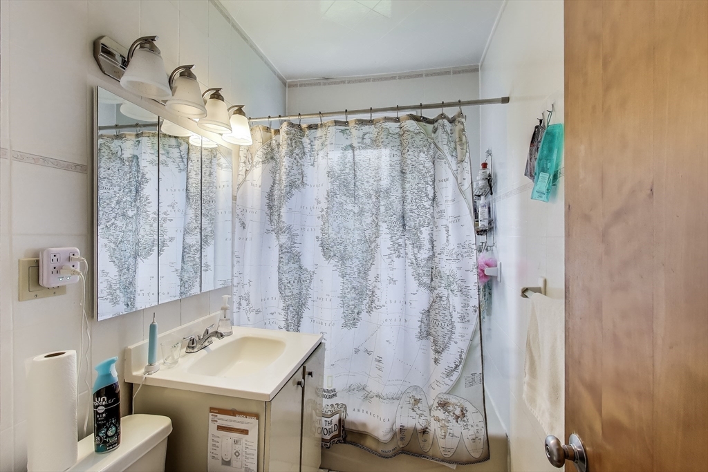 129 Oxford Rd, Newton Center