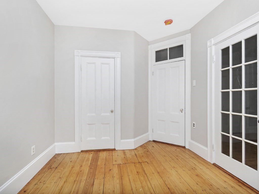 11 Hillside St, Mission Hill