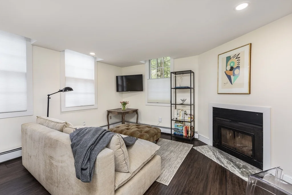 5 Stacey Ct, Marblehead