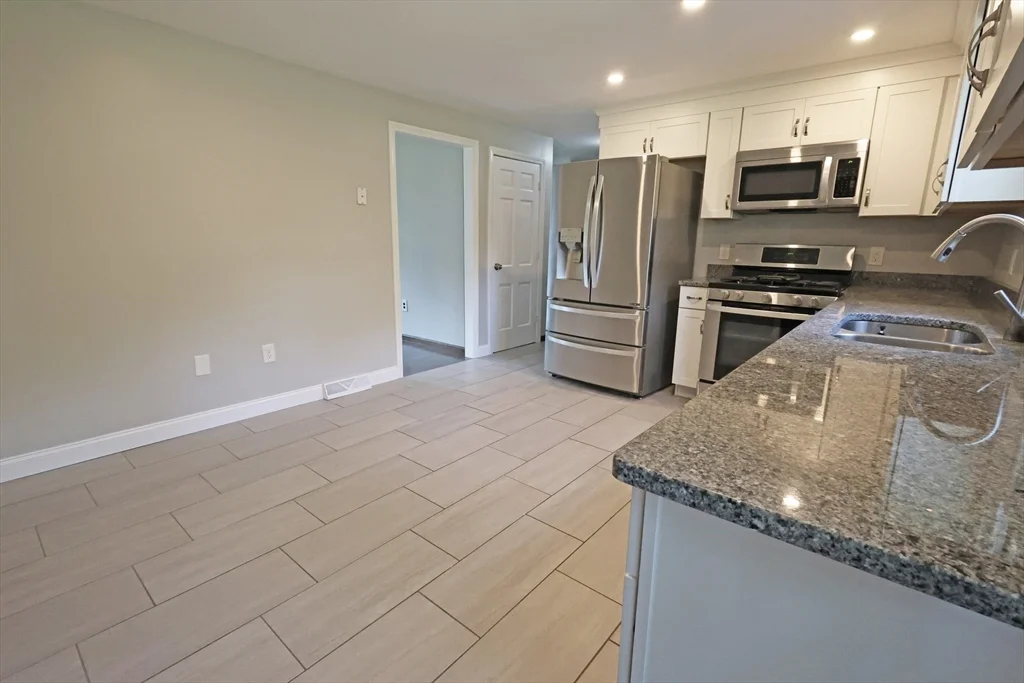 17 Fairview Dr, Westford