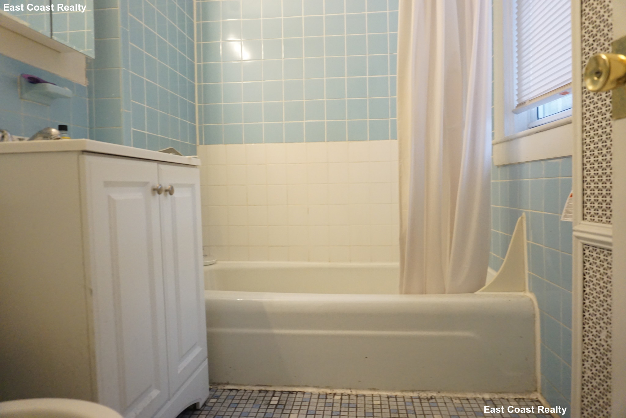 4 Ashford Ct, Allston