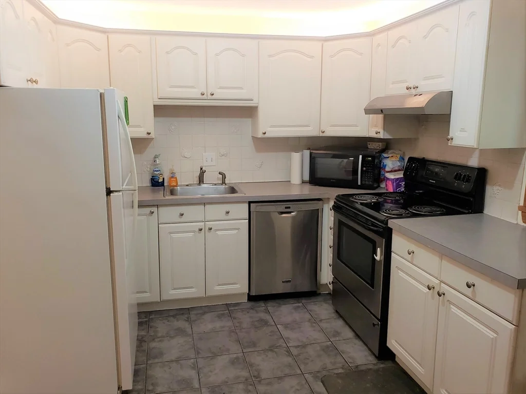 33 Jacqueline Rd, Waltham