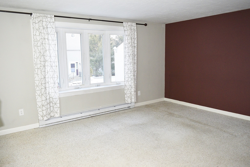 14 Meetinghouse Ln, Millbury