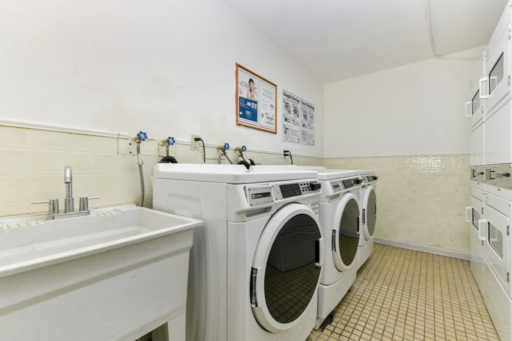 900 Governors Dr, Winthrop Center