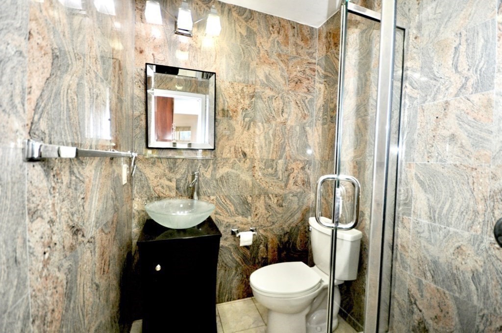 218 Newbury St, Back Bay