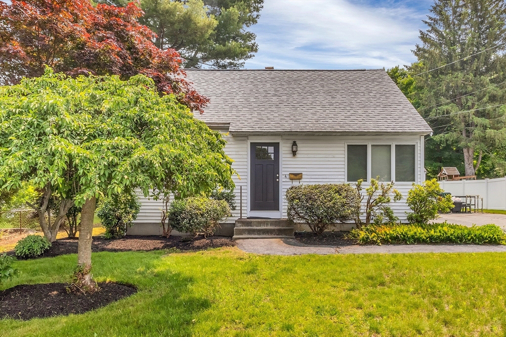 4 Oakridge Ave, Natick