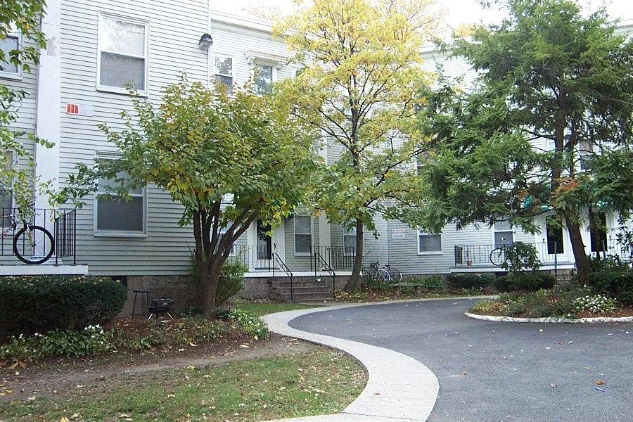 6 Ashford Ct, Allston