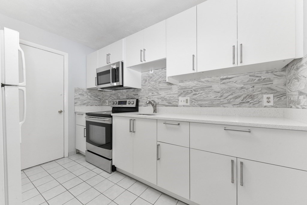 900 Governors Dr, Winthrop Center