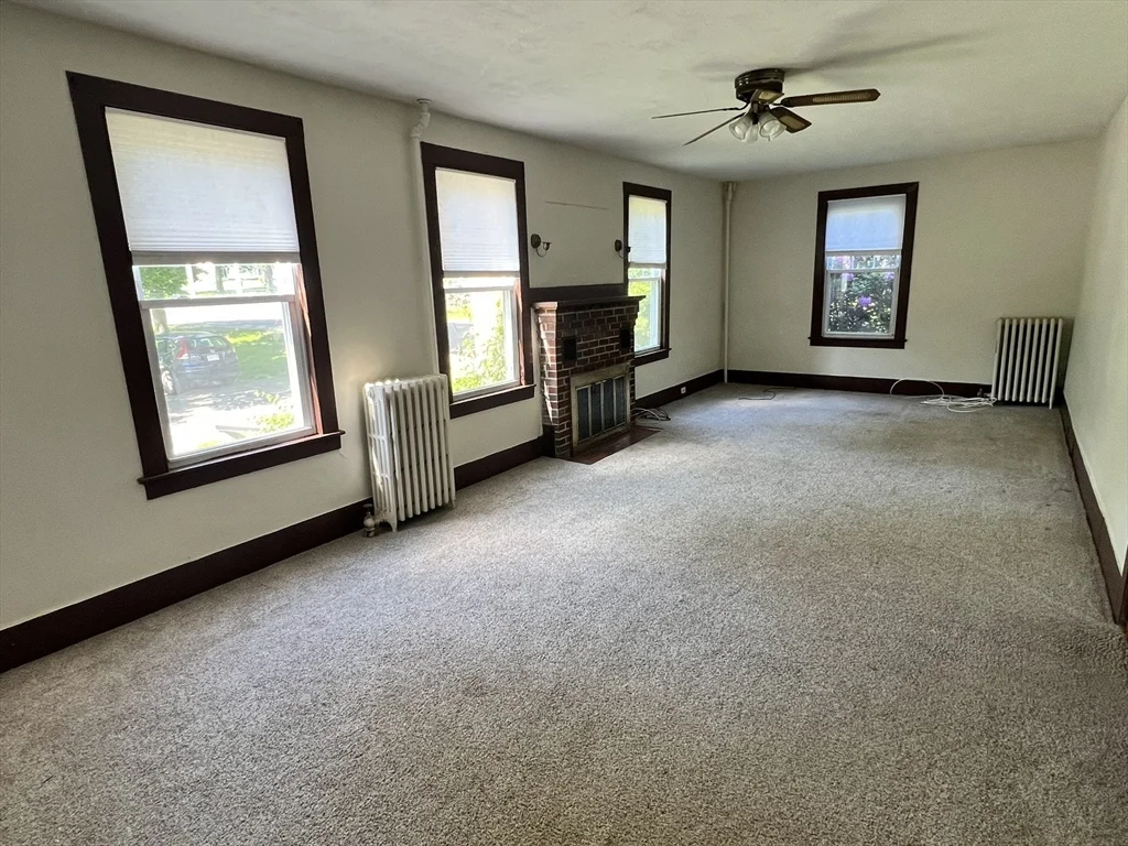 986 South East St, Amherst