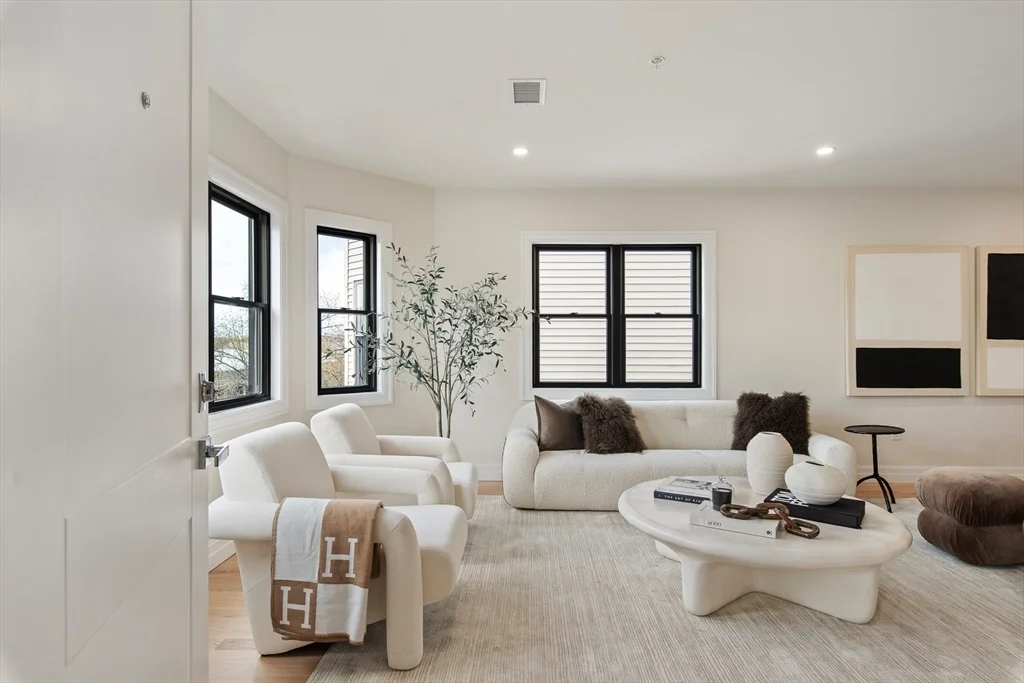 72 Hyde Park Ave, Jamaica Plain