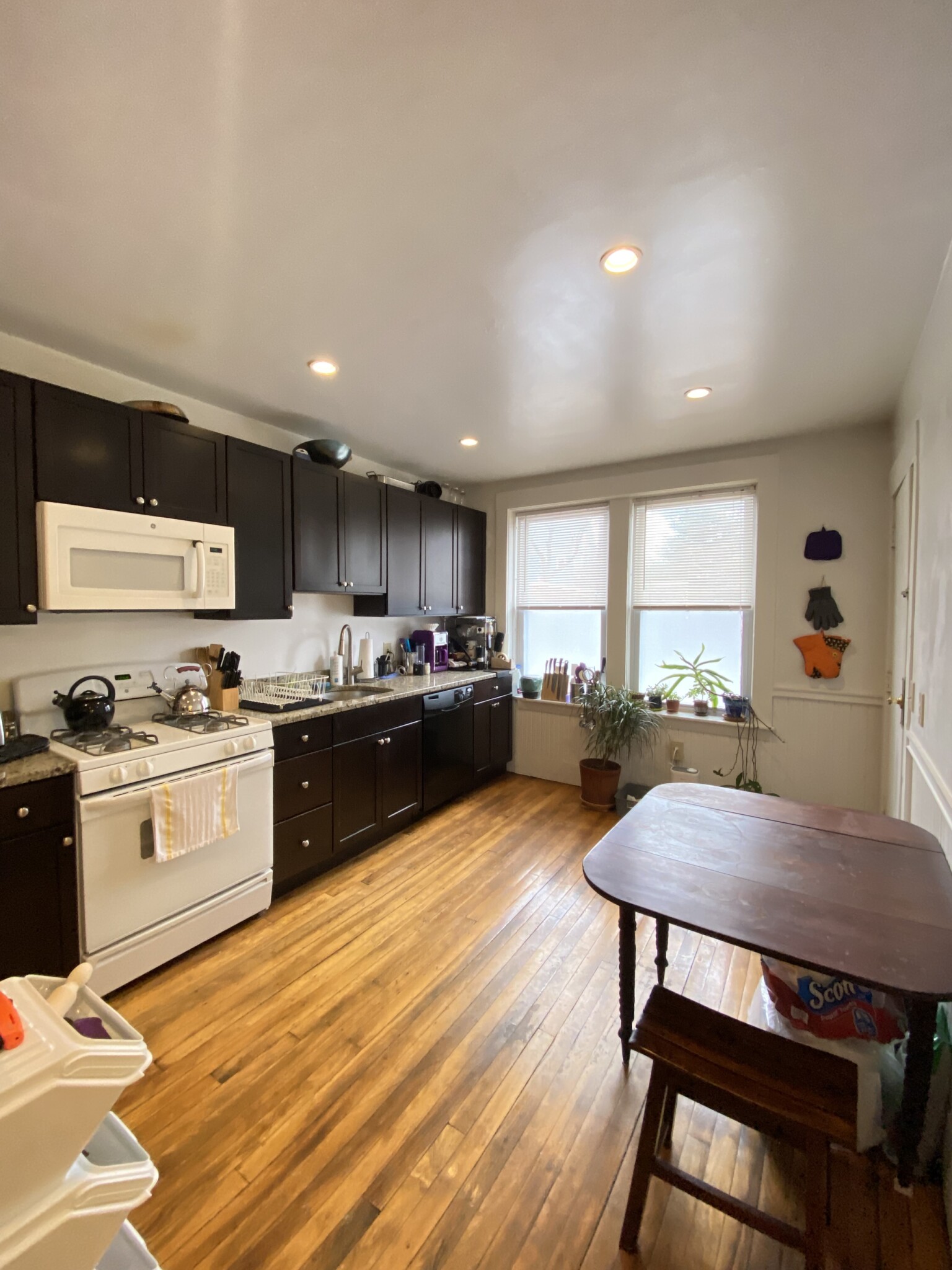 3 bed, 2 bath apartment for rent at 9 Fairfield St Unit 1R, North Cambridge — photo 2 of 3