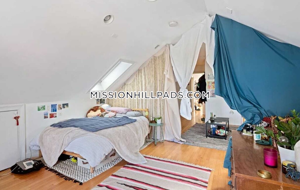 5 bed, 3 bath apartment for rent at 70 Hillside St Unit 3, Mission Hill — photo 9 of 11