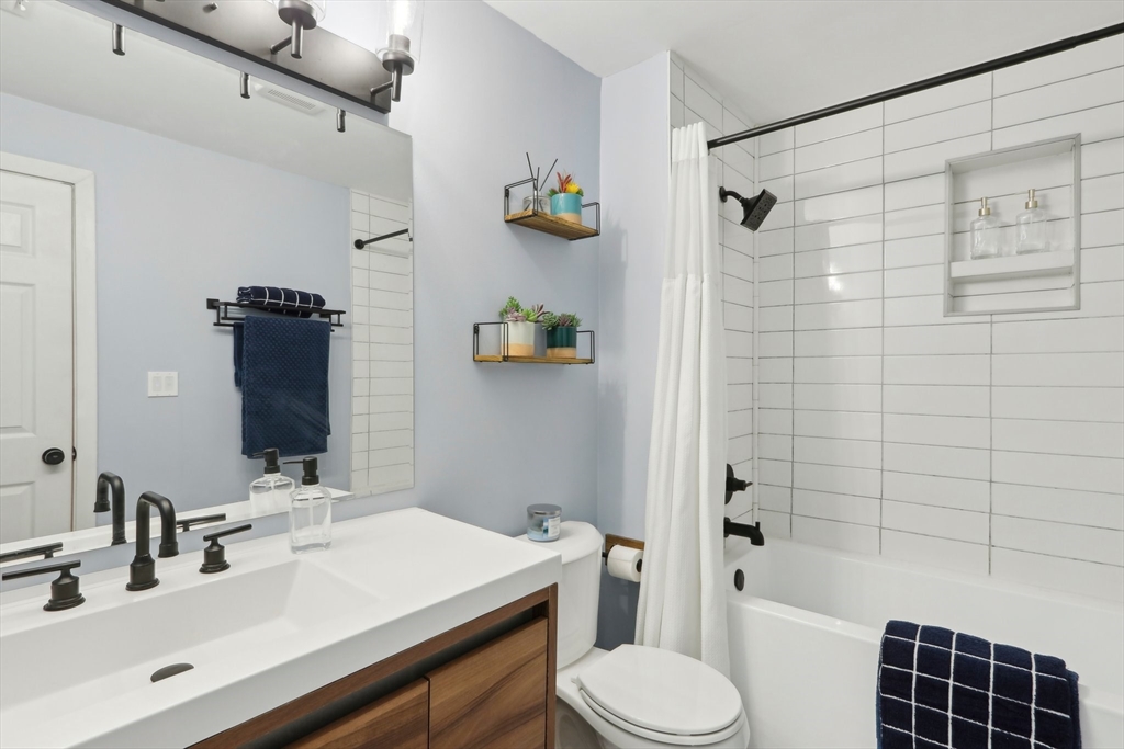 115 W 7th St, South Boston