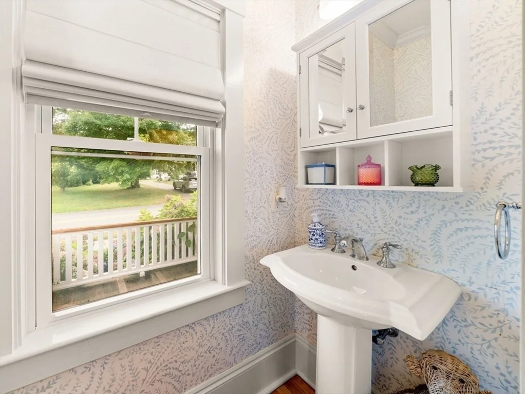 548 Elm St, Dartmouth