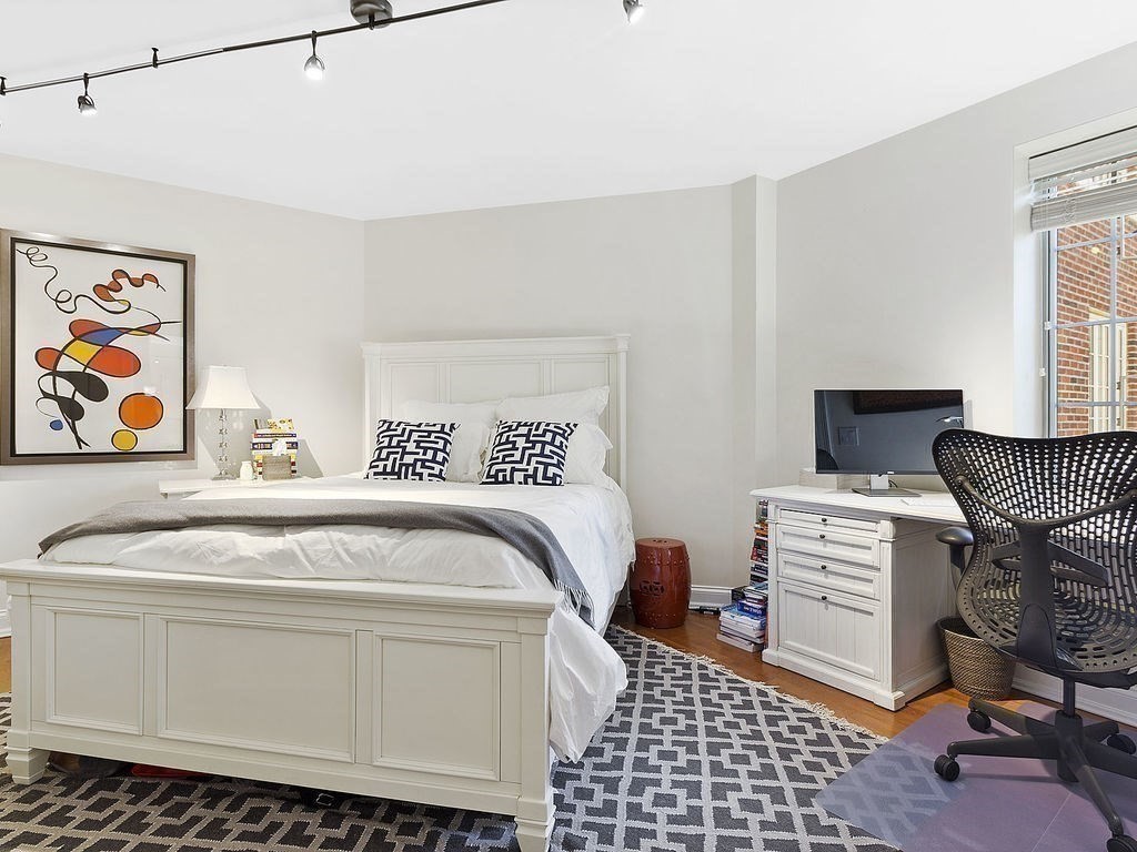 20 Chapel St, Longwood