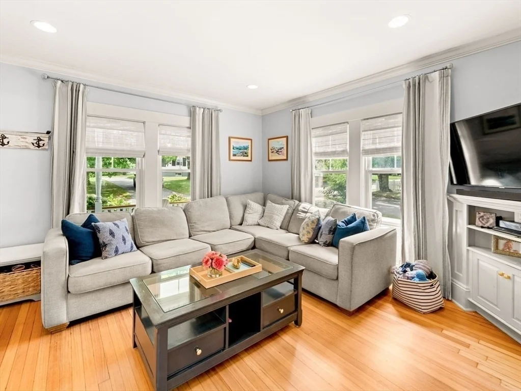 548 Elm St, Dartmouth