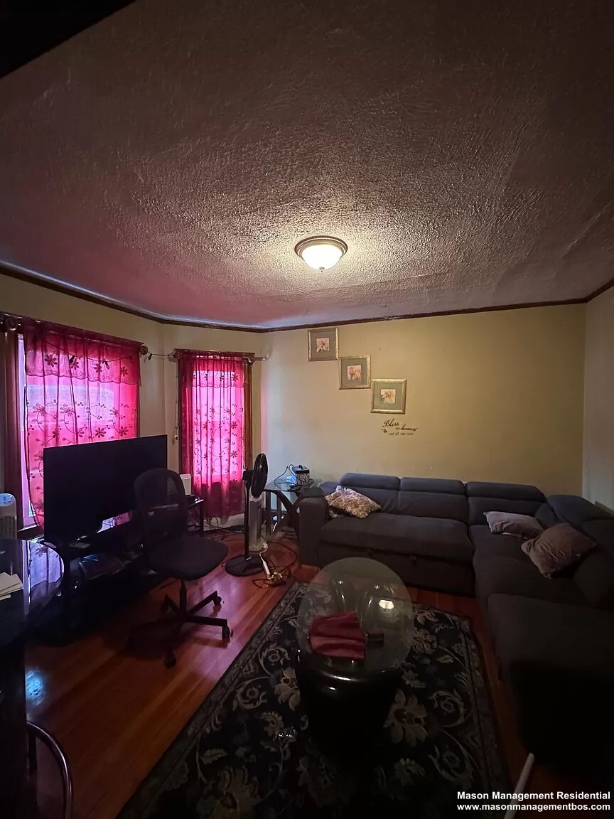 4 bed, 1 bath apartment for rent at 4379 Washington St Unit 1, Roslindale — photo 8 of 10