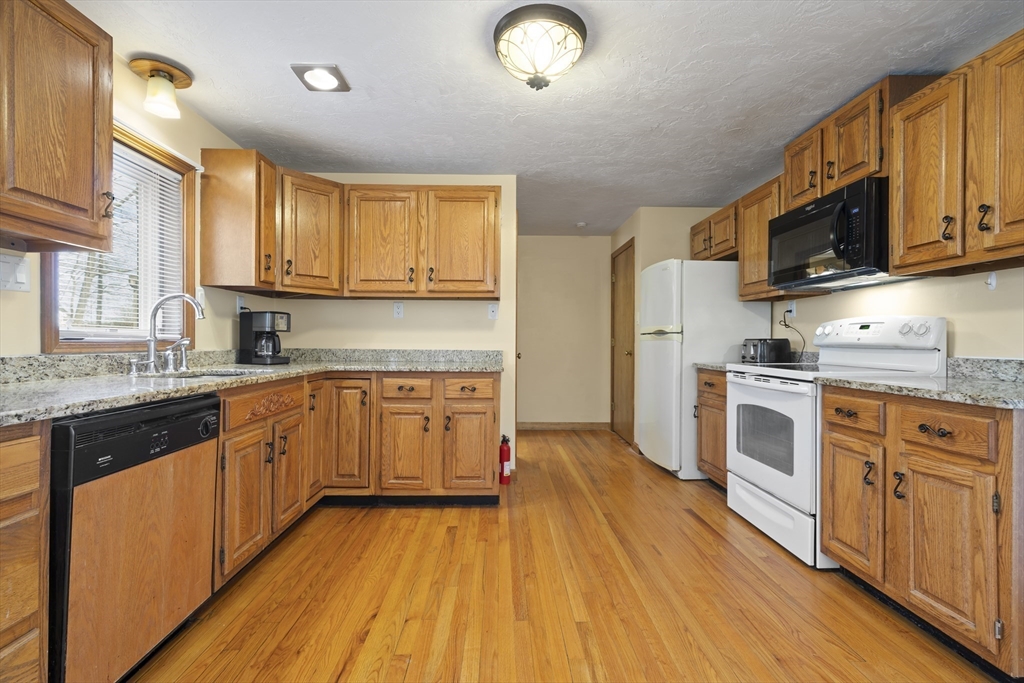 9 Greylock Ave, Shrewsbury