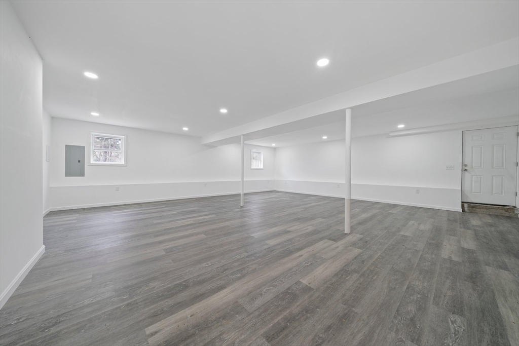 13 Broadway, Raynham Center