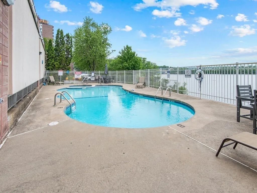 65 Lake Ave, Worcester