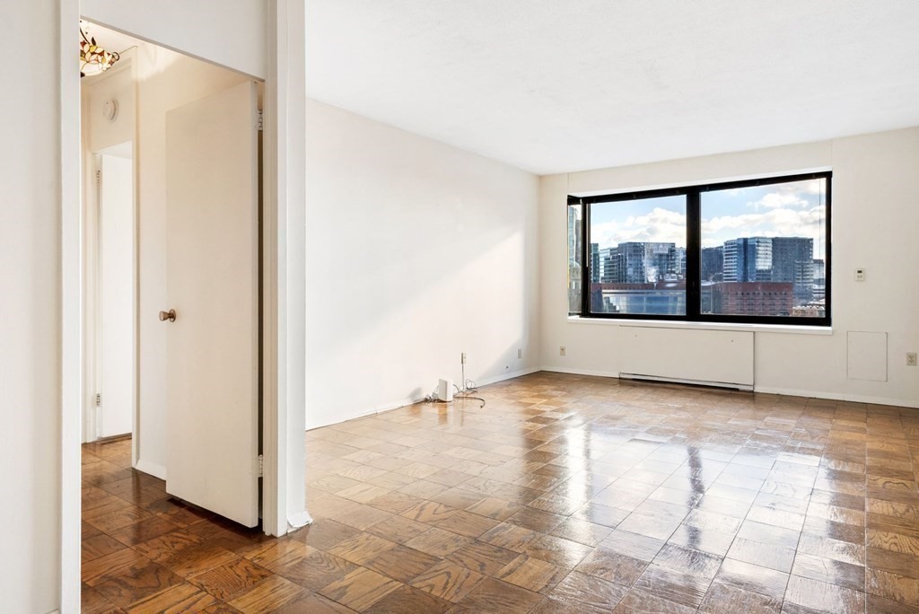 85 E India Row, Waterfront