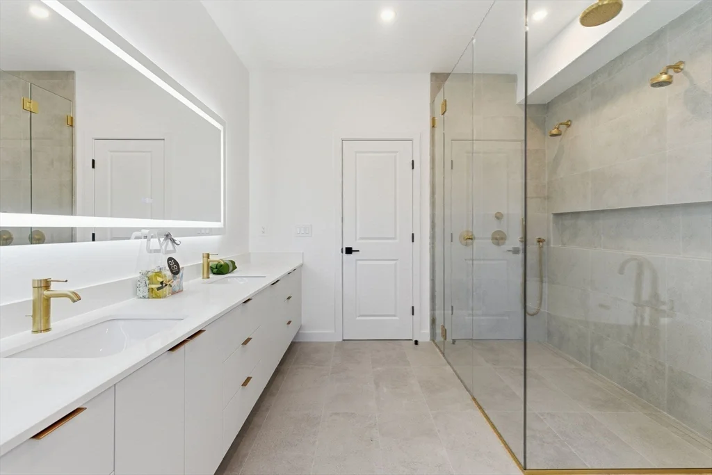 82 Louise Rd, Chestnut Hill