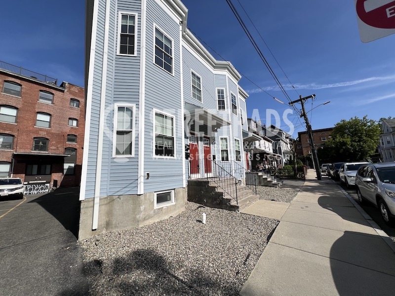 8 Islington St, Allston