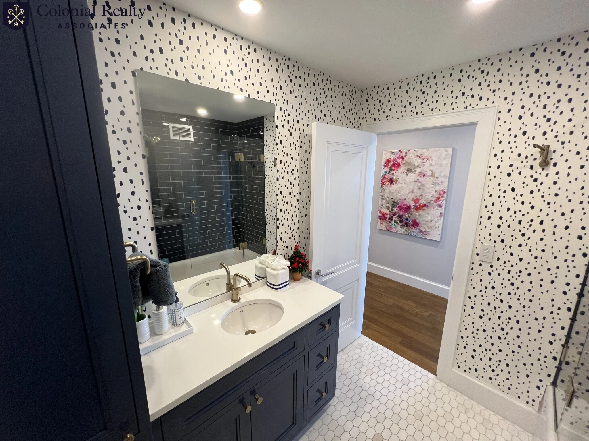 85 East India Row, Downtown