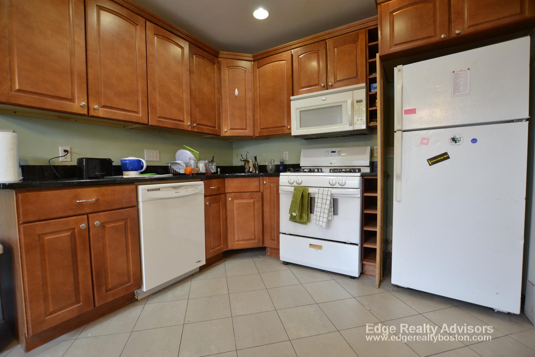4 bed, 2 bath apartment for rent at 14 Sutherland Rd Unit 1, Brighton — photo 2 of 10
