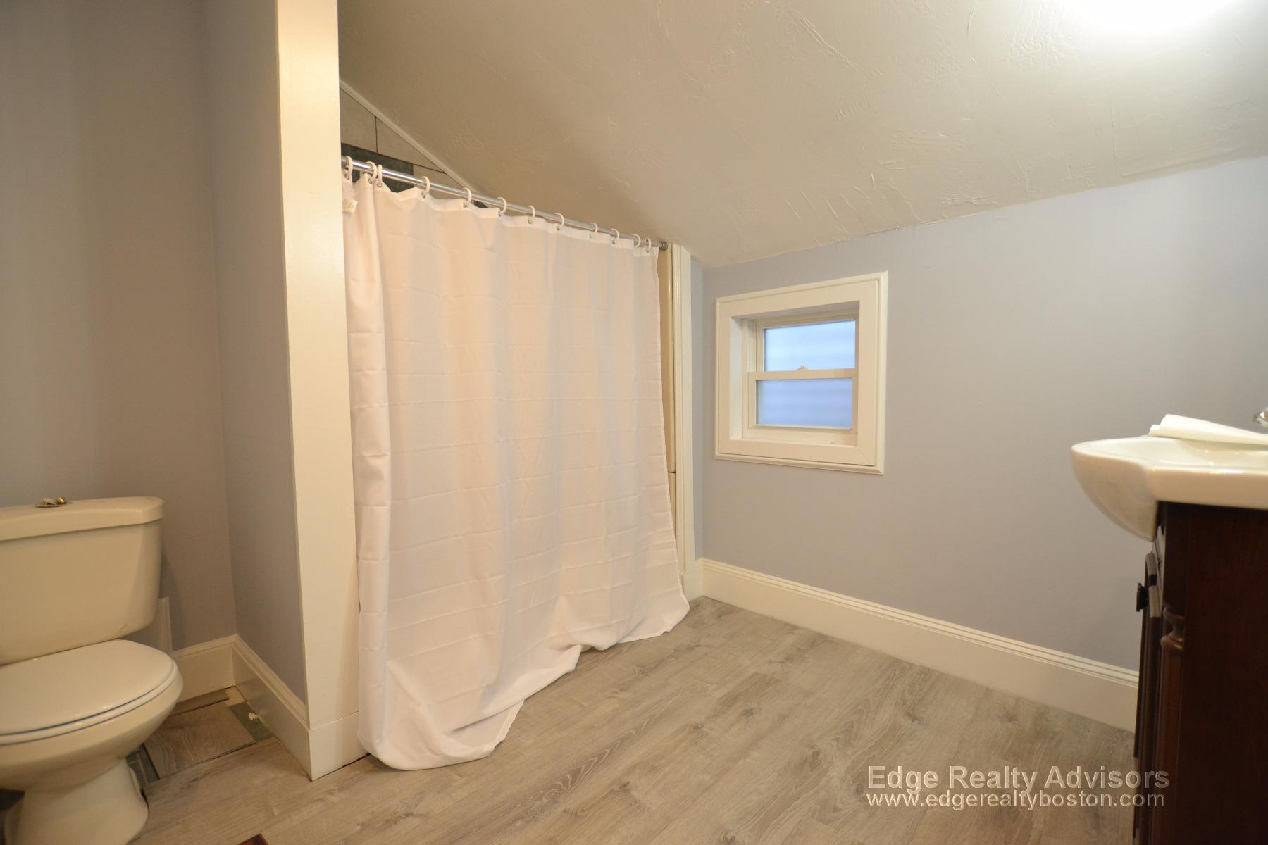 4 bed, 1 bath apartment for rent at 11 Baldwin Pl Unit 1, Brighton — photo 3 of 9