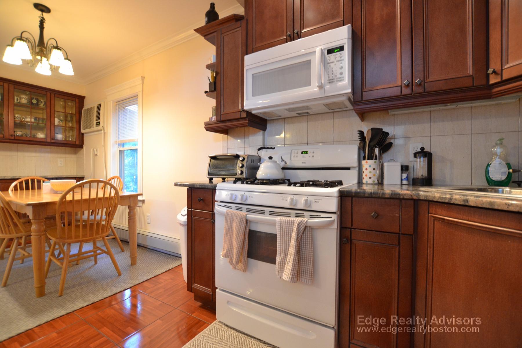 3 bed, 2 bath apartment for rent at 7 Delaware Pl Unit 3, Brighton — photo 2 of 12
