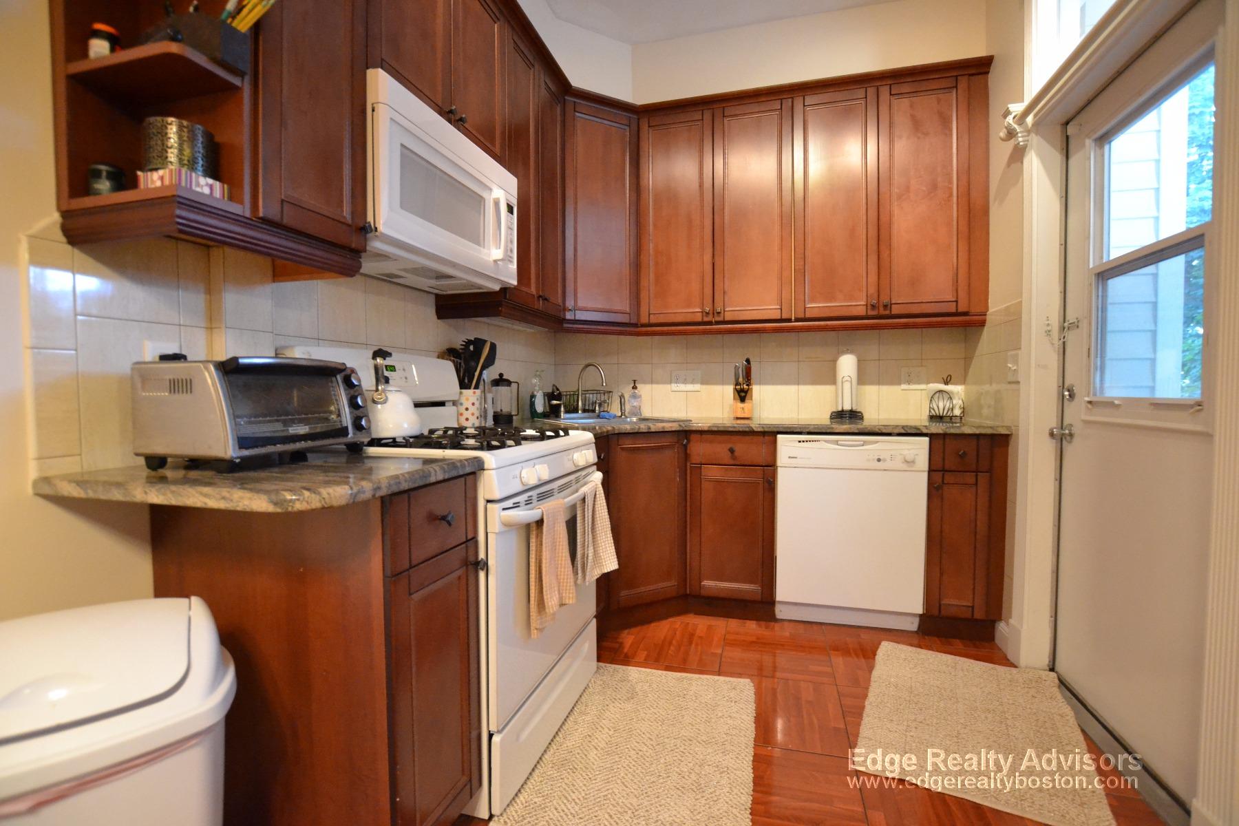 3 bed, 2 bath apartment for rent at 7 Delaware Pl Unit 3, Brighton — photo 1 of 12