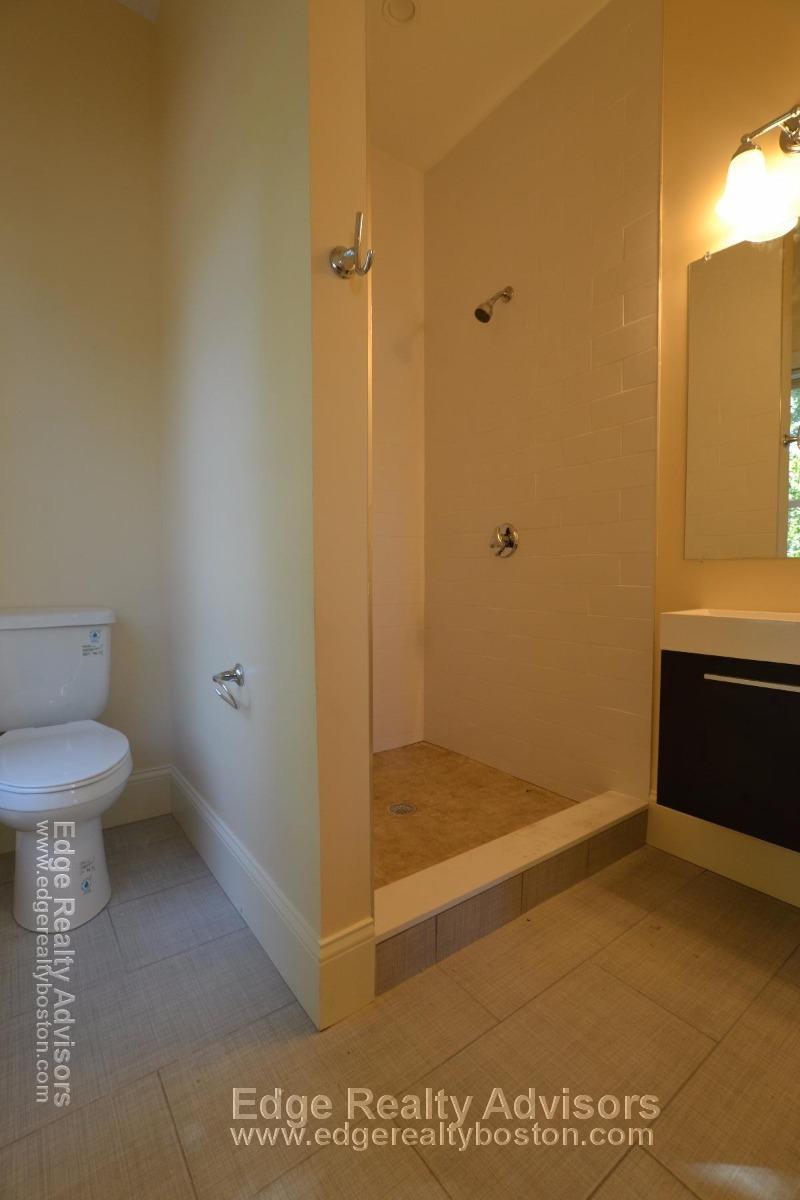 5 bed, 3 bath apartment for rent at 33 Pratt St Unit 2, Allston — photo 13 of 15