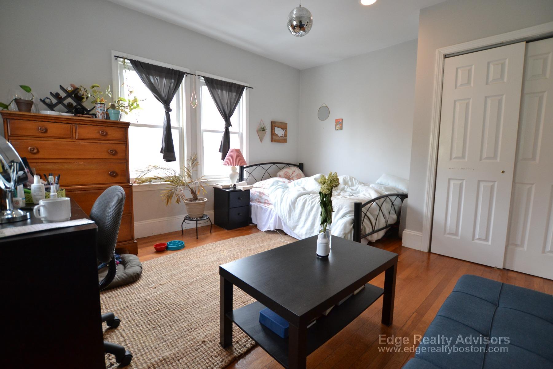 6 bed, 2 bath apartment for rent at 32 Long Ave Unit 1, Brighton — photo 4 of 11