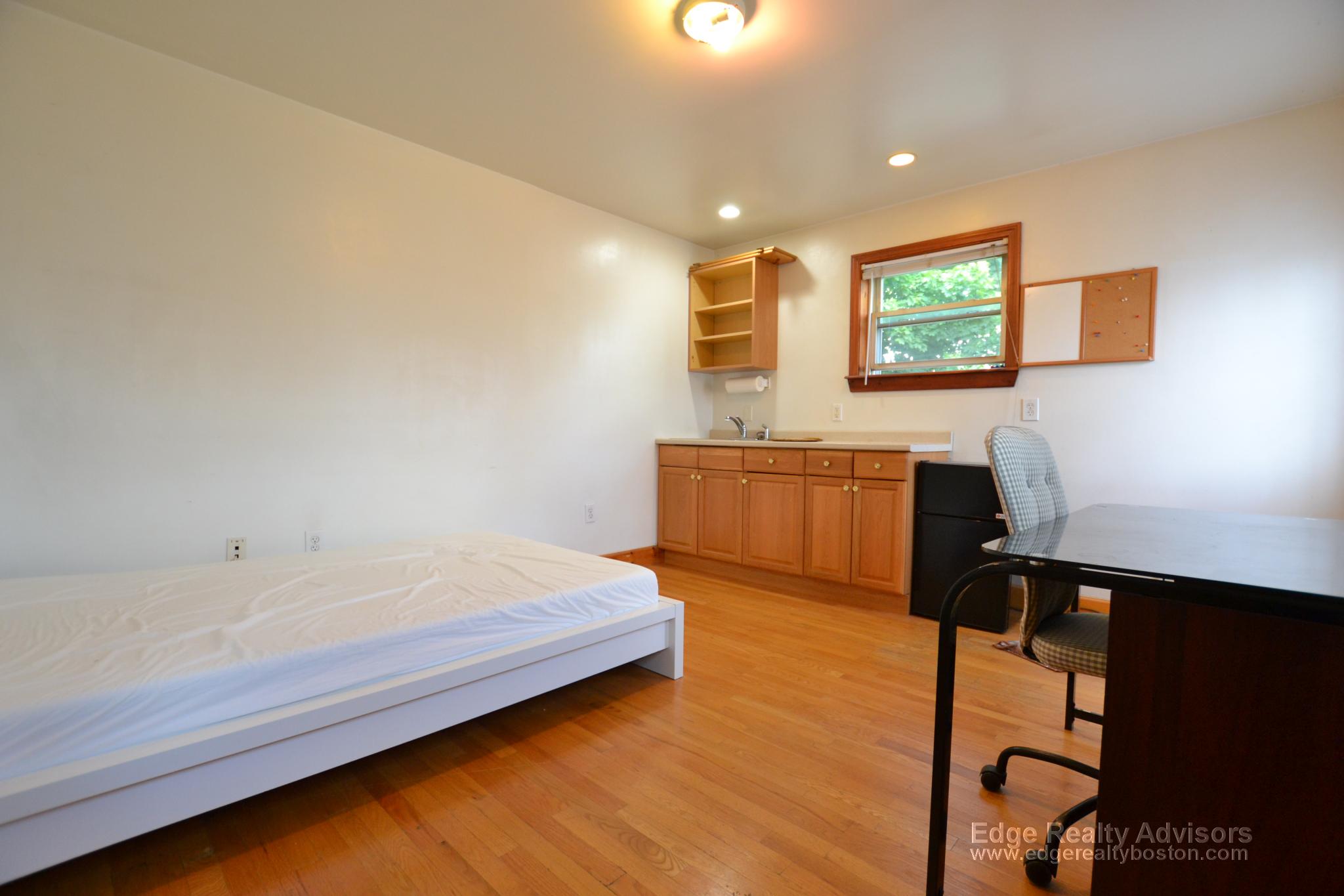 6 bed, 2 bath apartment for rent at 45 Gardner Unit 3, Allston — photo 5 of 12