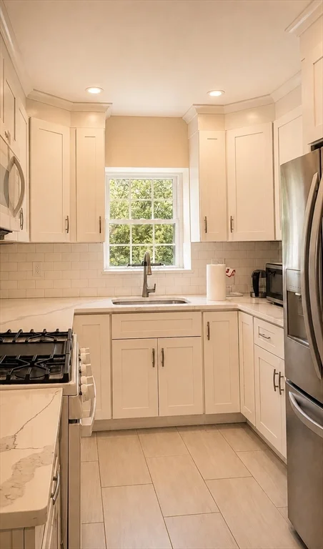 30 Lake Shore Ct, Brighton