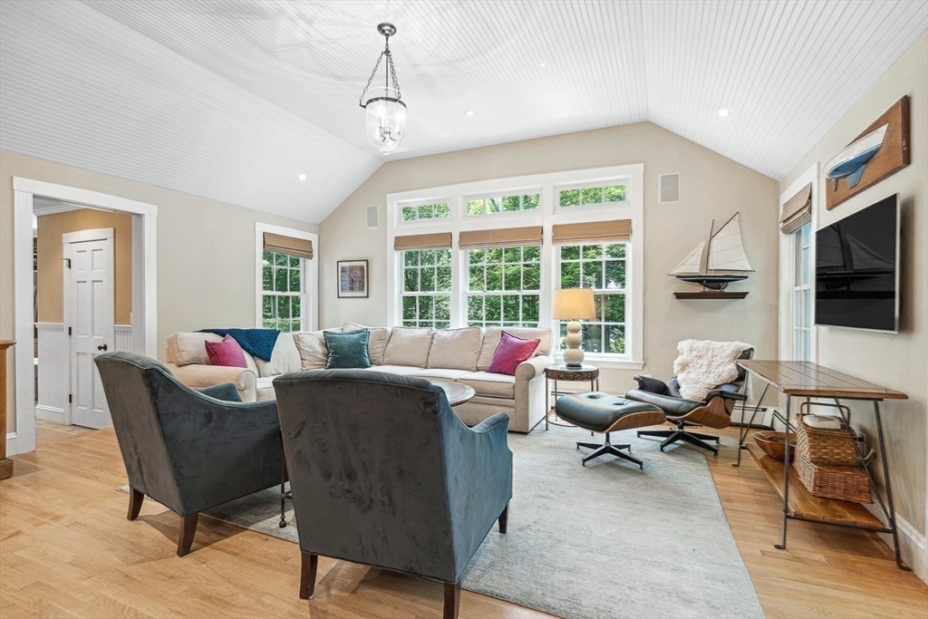 37 Tennyson Rd, Wellesley