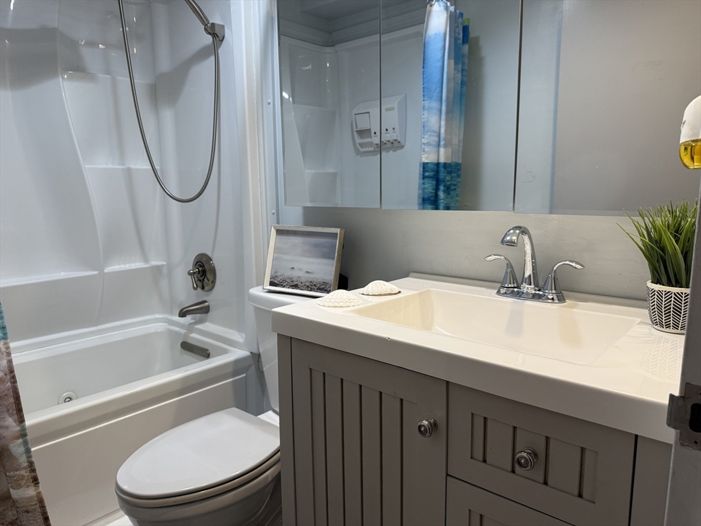 750 Davol St, Fall River