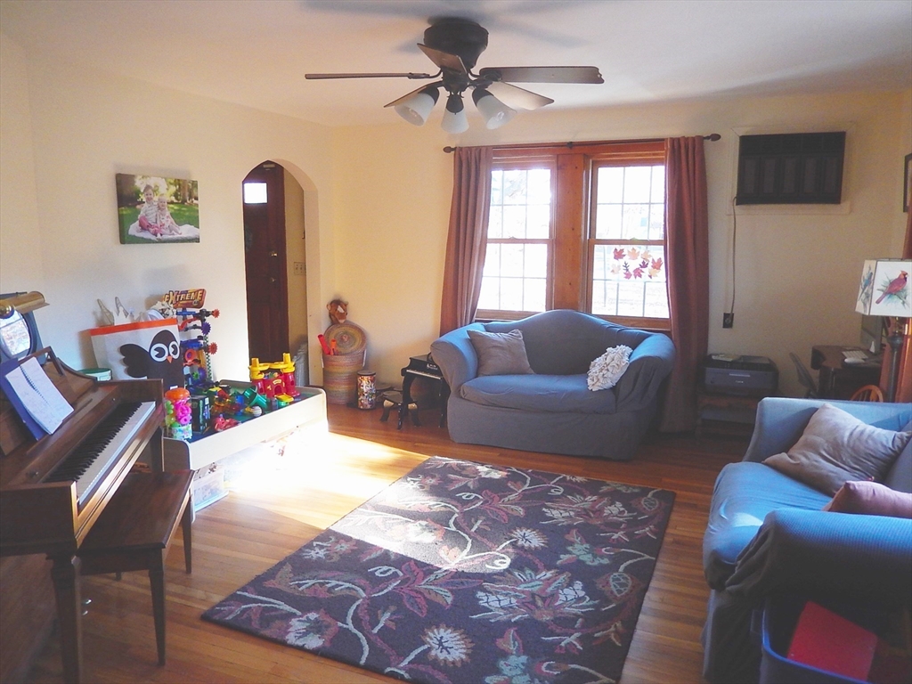 8 Castle Rd, Wayland