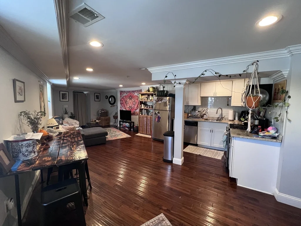 142 Centre St, Mission Hill