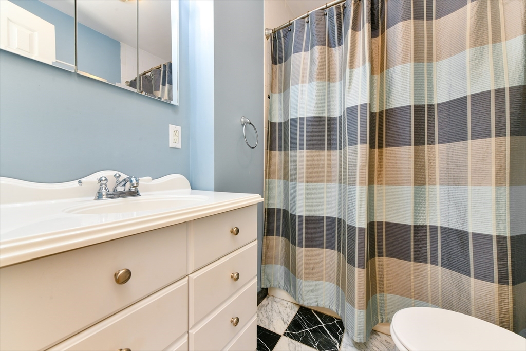 4 Spruce Rd, Precinct One/Upper Dedham