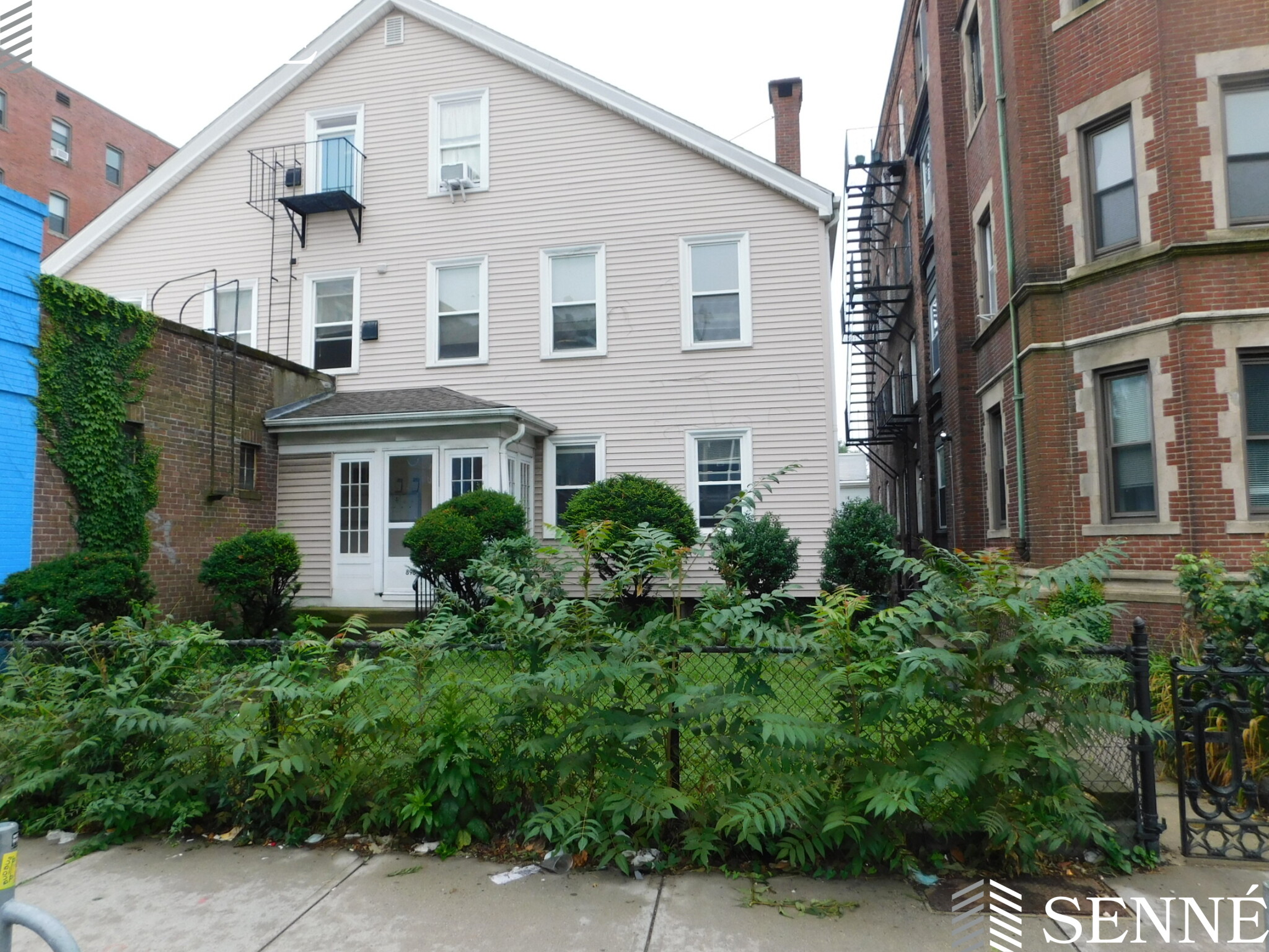 898 Massachusetts Ave, Riverside