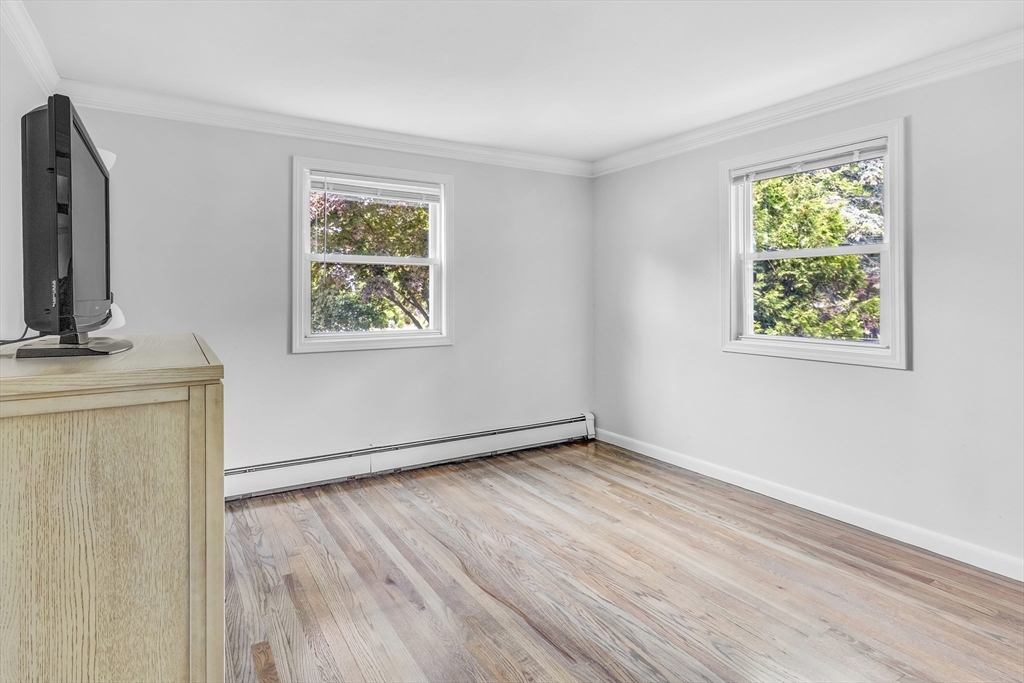 4 Oakridge Ave, Natick