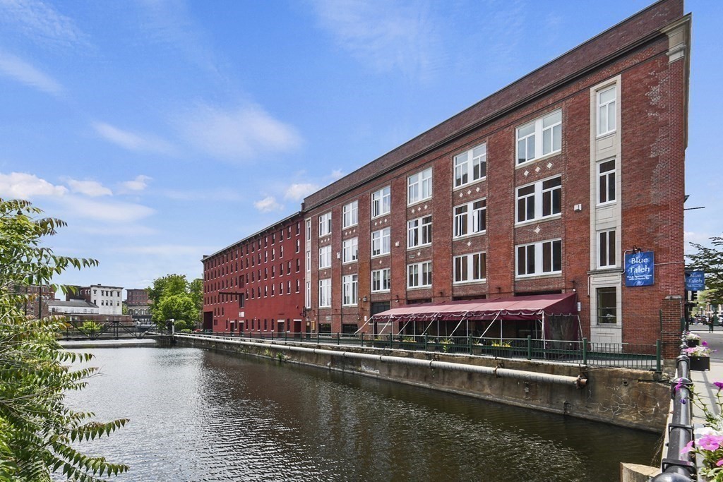 17 Kearney Sq, Lowell