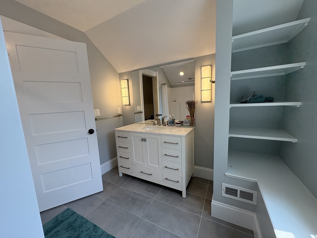 92 Dothan St, Arlington