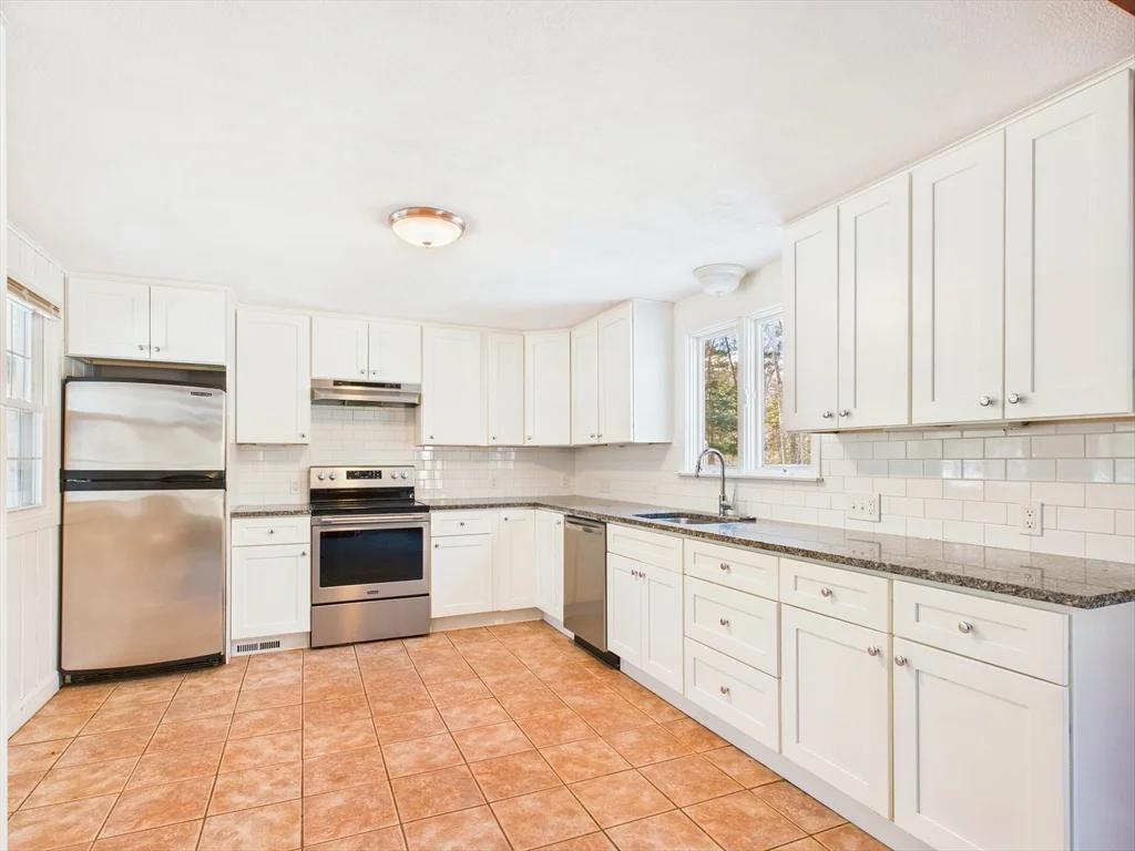 215 Stoney Lea Rd, Precinct One/Upper Dedham