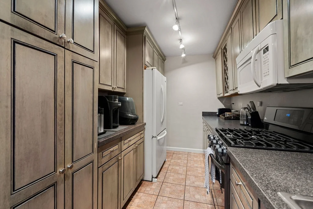 2 Hawthorne, West End